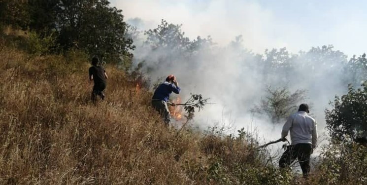 مهار آتش سوزی جنگل‌های ارسباران با حضور گسترده نیروهای مردمی/ اعزام بالگرد آبپاش برای عملیات لکه گیری