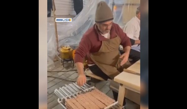 فیلم | شکوه همدلی در خوی؛ پخت روزانه ۵هزار پرس کباب در مناطق زلزله زده توسط خیرین تبریز