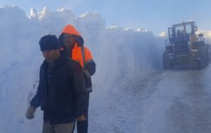 درو کردن برفهای ۶ متری در جادههای آذربایجانشرقی+ فیلم درو کردن برفهای ۶ متری در جادههای آذربایجانشرقی+ فیلم