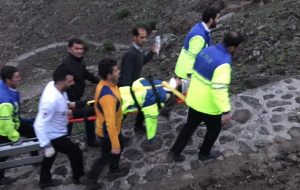 لباس فرشته نجات اورژانس بر تن مصدوم قلعه ضحاک+ تصاویر لباس فرشته نجات اورژانس بر تن مصدوم قلعه ضحاک+ تصاویر