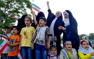 طنین «سلام فرمانده» به زبان ترکی در تبریز/سنه سلام اولسون بو مهدویلردن، سنه سلام اولسون آقا بوآذریلردن طنین «سلام فرمانده» به زبان ترکی در تبریز/سنه سلام اولسون بو مهدویلردن، سنه سلام اولسون آقا بوآذریلردن