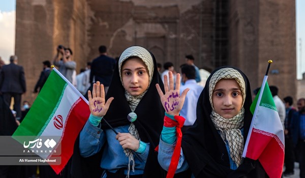 فیلم| اجرای سرود «سلام فرمانده» به زبان ترکی در حضور رئیس جمهور