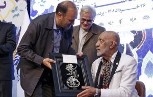 نغمهخوان انقلاب؛ مردی در مبارزه همیشگی با آمریکا نغمهخوان انقلاب؛ مردی در مبارزه همیشگی با آمریکا