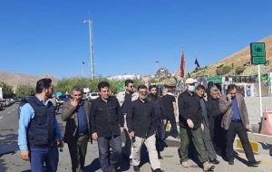 استاندار آذربایجانشرقی و شهردار تبریز پای صحبت زائران حسینی در مرز تمرچین استاندار آذربایجانشرقی و شهردار تبریز پای صحبت زائران حسینی در مرز تمرچین