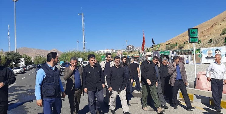 استاندار آذربایجانشرقی و شهردار تبریز پای صحبت زائران حسینی در مرز تمرچین استاندار آذربایجانشرقی و شهردار تبریز پای صحبت زائران حسینی در مرز تمرچین