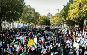 «نه» به آمریکا ۴۴ ساله شد/ اهتزار پرچم مبارزه با استکبار توسط دهه هشتادی‌ها در آذربایجان