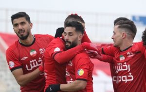 چانه زنی هوادار و تراکتور تبریز بر سر تماشاگر چانه زنی هوادار و تراکتور تبریز بر سر تماشاگر