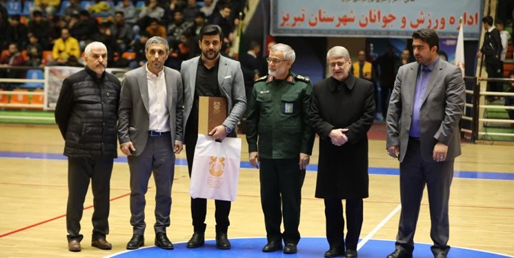 لاله سرخی بین لالههای نارنجی لاله سرخی بین لالههای نارنجی