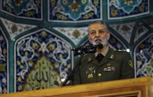 فرمانده کل ارتش: دفاع از فلسطین، دفاع از امنیت منطقه است/ حضور صهیونیست‌ها در هر منطقه‌ای باعث ایجاد تنش می‌شود