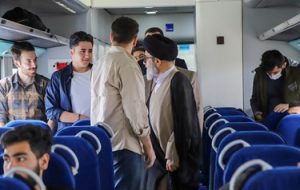 دیدار صمیمانه و گفت‌وگو آل هاشم با دانشجویان در قطار