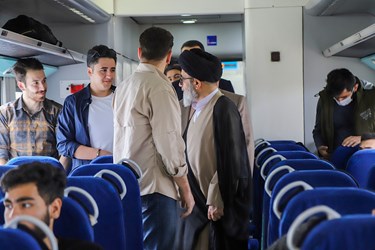 دیدار صمیمانه و گفت‌وگو آل هاشم با دانشجویان در قطار