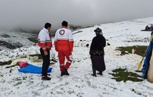 بارش برف ۵۶ روز پس از زمستان/ امداد به عشایر گرفتار در برف و کولاک در شهرستان سراب+ تصاویر