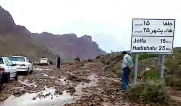 فیلم| گرفتار شدن خودروها و مسافران در سیل جلفا