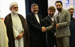 اعطای نشان ارادت جشنواره بین المللی امام رضا (ع) به هنرمند مراغه‌ای