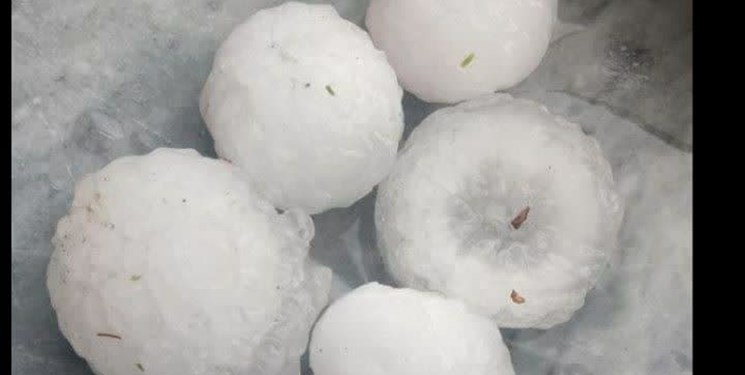 بارش تخممرغی تگرگ در کلیبر و شکستن شیشه خودروها+ عکس و فیلم بارش تخممرغی تگرگ در کلیبر و شکستن شیشه خودروها+ عکس و فیلم