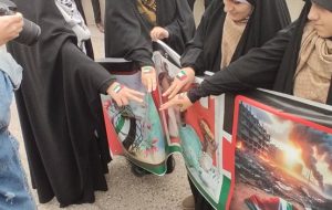 فیلم| تشکیل زنجیره انسانی دانشآموزان و کادر درمان در تبریز فیلم| تشکیل زنجیره انسانی دانشآموزان و کادر درمان در تبریز