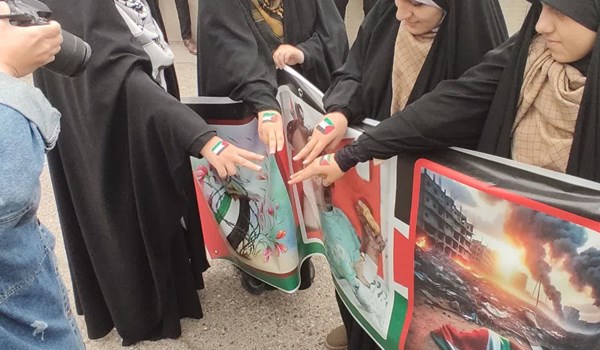 فیلم| تشکیل زنجیره انسانی دانشآموزان و کادر درمان در تبریز فیلم| تشکیل زنجیره انسانی دانشآموزان و کادر درمان در تبریز