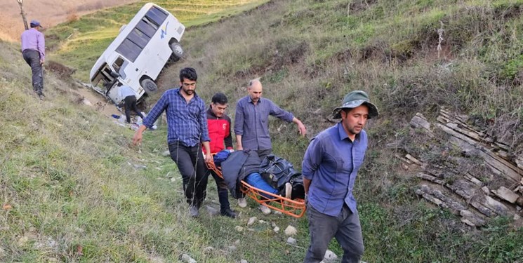 واژگونی یک دستگاه مینی‌بوس با ۱۶ سرنشین