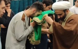 فیلم|وزش عطر حرم زینبی در اعتکاف دانشجویان علوم پزشکی فیلم|وزش عطر حرم زینبی در اعتکاف دانشجویان علوم پزشکی