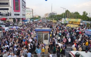 استقبال تهرانی ها از مهمانی ده کیلومتری غدیر