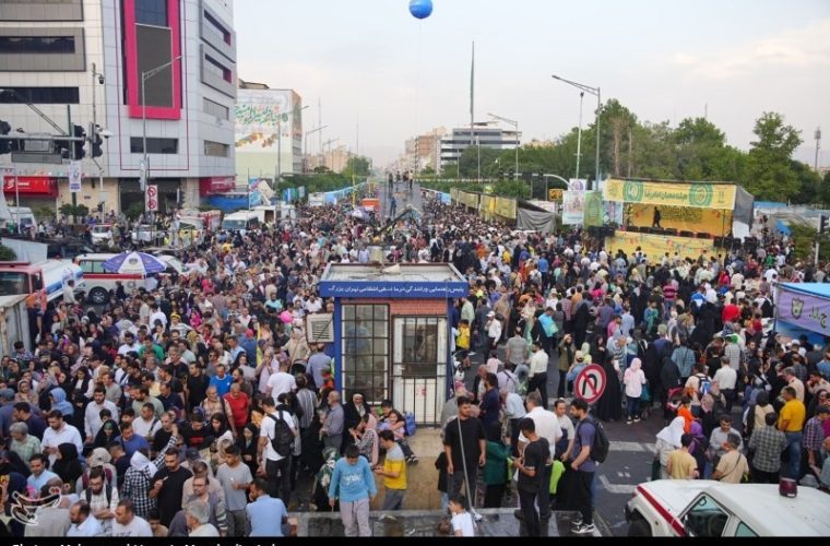 استقبال تهرانی ها از مهمانی ده کیلومتری غدیر استقبال تهرانی ها از مهمانی ده کیلومتری غدیر