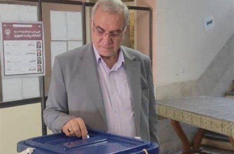 وزیر بهداشت رای خود را به صندوق انداخت وزیر بهداشت رای خود را به صندوق انداخت