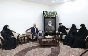 دیدار پزشکیان با خانواده شهید آل هاشم
