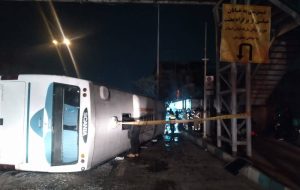 واژگونی اتوبوس تهران مشهد در اتوبان بعثت/ 16 نفر مصدوم شدند