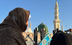 اشک و دعا زیر آفتاب مدینه؛ لحظه های ناب در حریم پیامبر (ص) اشک و دعا زیر آفتاب مدینه؛ لحظه های ناب در حریم پیامبر (ص)