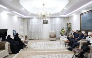 دیدار عارف با خانواده شهیدان رئیسی و رحمتی