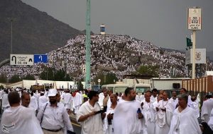 یک زن اهل توگو نوزاد خود را در صحرای عرفات به دنیا آورد+عکس