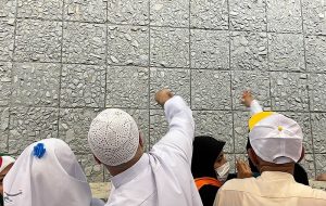 حجاج بار دیگر شیطان را در سرزمین منا سنگباران کردند