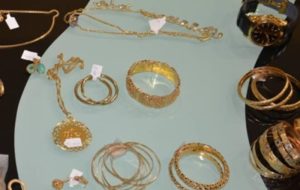 دستگیری سارقان 300میلیون تومان طلا و ارز از یک خودرو دستگیری سارقان 300میلیون تومان طلا و ارز از یک خودرو