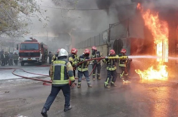 مهار آتش سوزی در کارگاه و انبار سبدهای پلاستیکی حوالی چهاردانگه