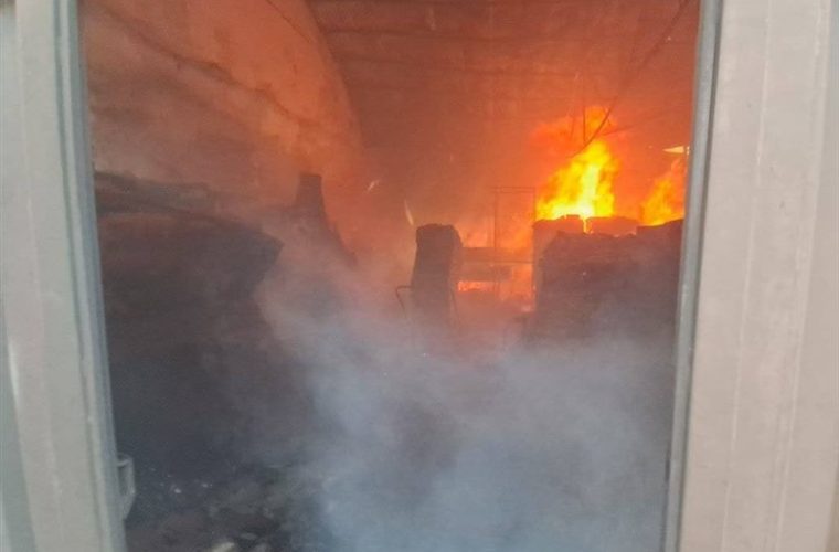 مهار آتش سوزی یک انبار کالا در بزرگراه بابایی مهار آتش سوزی یک انبار کالا در بزرگراه بابایی