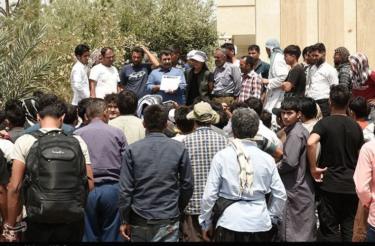 واقعیت تجمع مقابل اداره مهاجرت؛ خودمعرفی برای بازگشت، نه تمدید اقامت