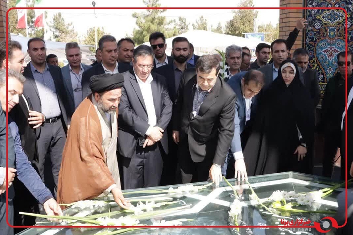 ادای احترام وزیر ورزش و جوانان به مقام والای شهدا در بناب