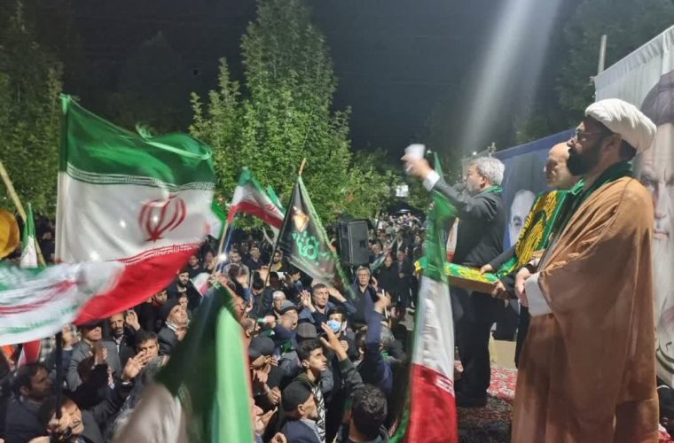 جشن زندگی در کنار حماسه مردمی؛ عروس و داماد در تجمع فاضلآباد جشن زندگی در کنار حماسه مردمی؛ عروس و داماد در تجمع فاضلآباد
