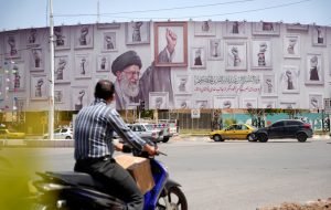 طرح مشت‌های گره کرده رهبر شهید بر روی بزرگترین بیلبورد شهری ایران – پایگاه خبری تبریز یازار | اخبار ایران و جهان