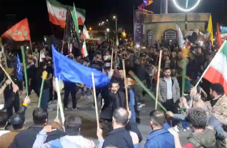 شاه حسین گویان در موج شصت و سوم تجمع شبانه مردم نقده شاه حسین گویان در موج شصت و سوم تجمع شبانه مردم نقده