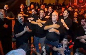 عزاداری هیئت سنتی «دور کلک» محله یخدان میبد در شب عاشورا – پایگاه خبری تبریز یازار | اخبار ایران و جهان عزاداری هیئت سنتی «دور کلک» محله یخدان میبد در شب عاشورا – پایگاه خبری تبریز یازار | اخبار ایران و جهان