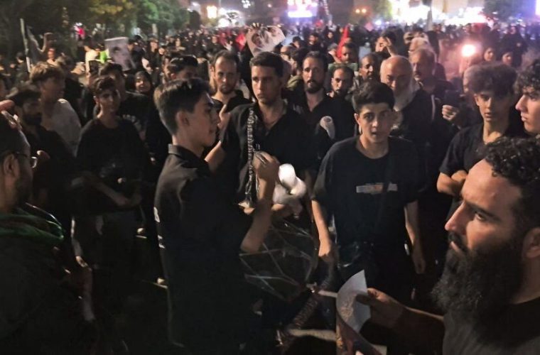دمام زنی جوانان در سوگ رهبر شهید در قم – پایگاه خبری تبریز یازار | اخبار ایران و جهان دمام زنی جوانان در سوگ رهبر شهید در قم – پایگاه خبری تبریز یازار | اخبار ایران و جهان